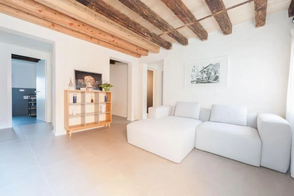 Daire Ca' Ferrando, Brand New Apartment, Experienced Host! Venedik