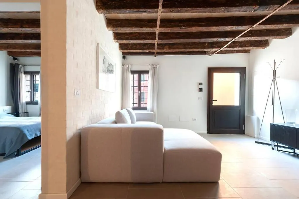 Ca' Ferrando, Brand New Apartment, Experienced Host! Venedik