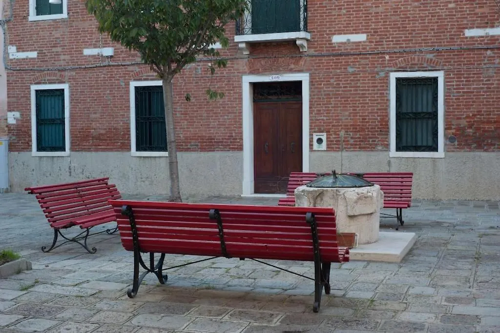 Daire Ca' Ferrando, Brand New Apartment, Experienced Host! Venedik İtalya