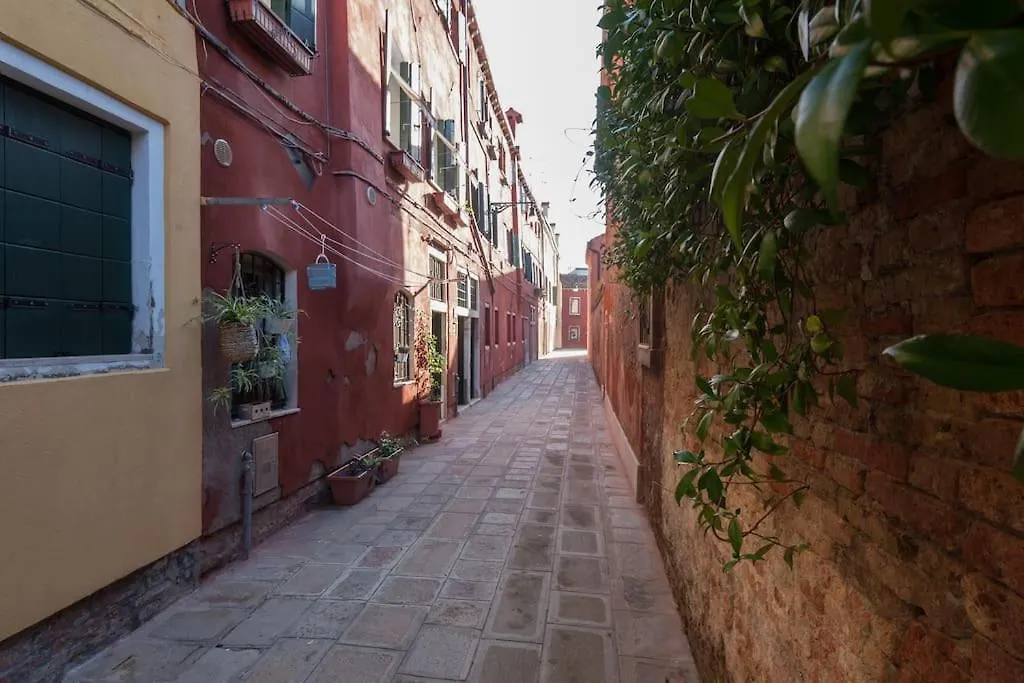 Daire Ca' Ferrando, Brand New Apartment, Experienced Host! Venedik İtalya