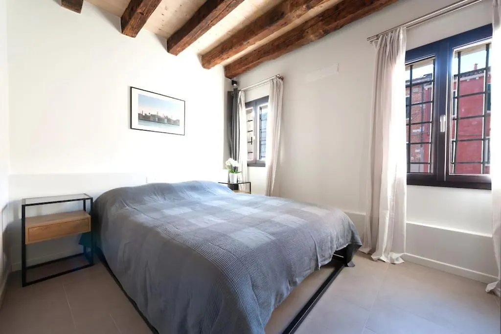 Daire Ca' Ferrando, Brand New Apartment, Experienced Host! Venedik