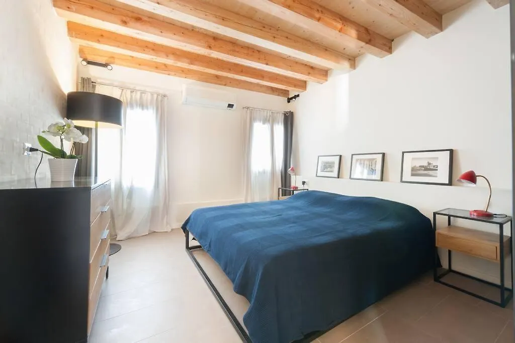Daire Ca' Ferrando, Brand New Apartment, Experienced Host! Venedik